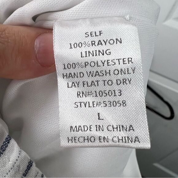 Sz L Savanna Jane Striped Floral Embroidered Romper $59 MSRP - Picture 12 of 12